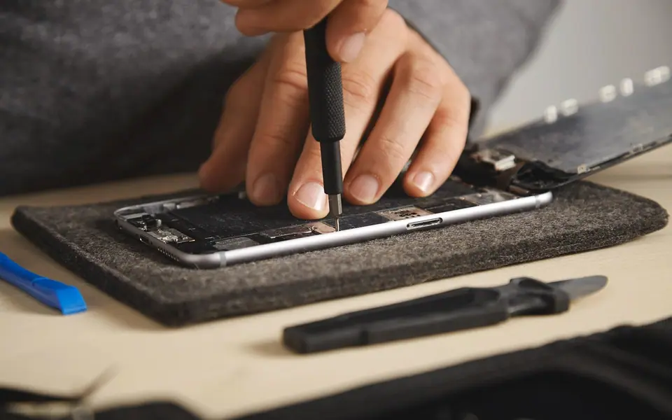 Cracked screen repair in Gore